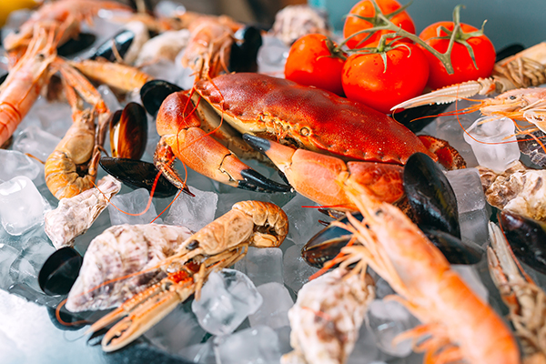 Plateau de fruits de mer sur glace : crabe, crevettes, langoustines