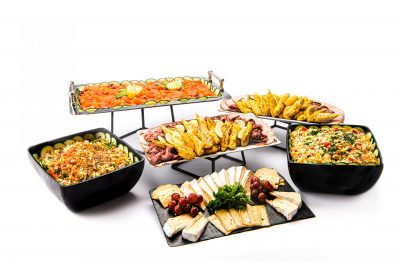 Buffet froid dressé sur plateaux en inox