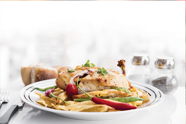 Assiette dressée d'un déjeuner traiteur