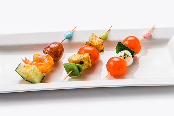 Brochettes apéritives dressées pour un cocktail