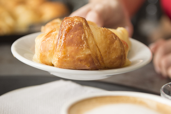 Croissant et café servis pour un petit déjeuner traiteur