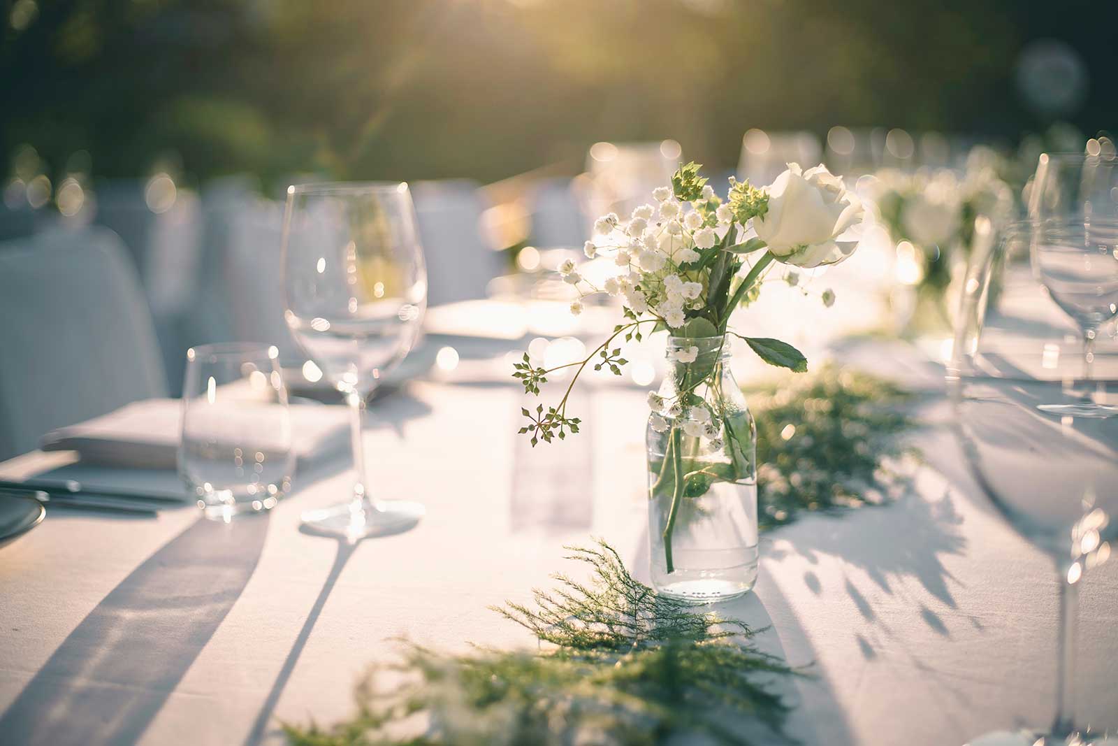 Table de réception dressée par le K5, verres et fleurs de saison