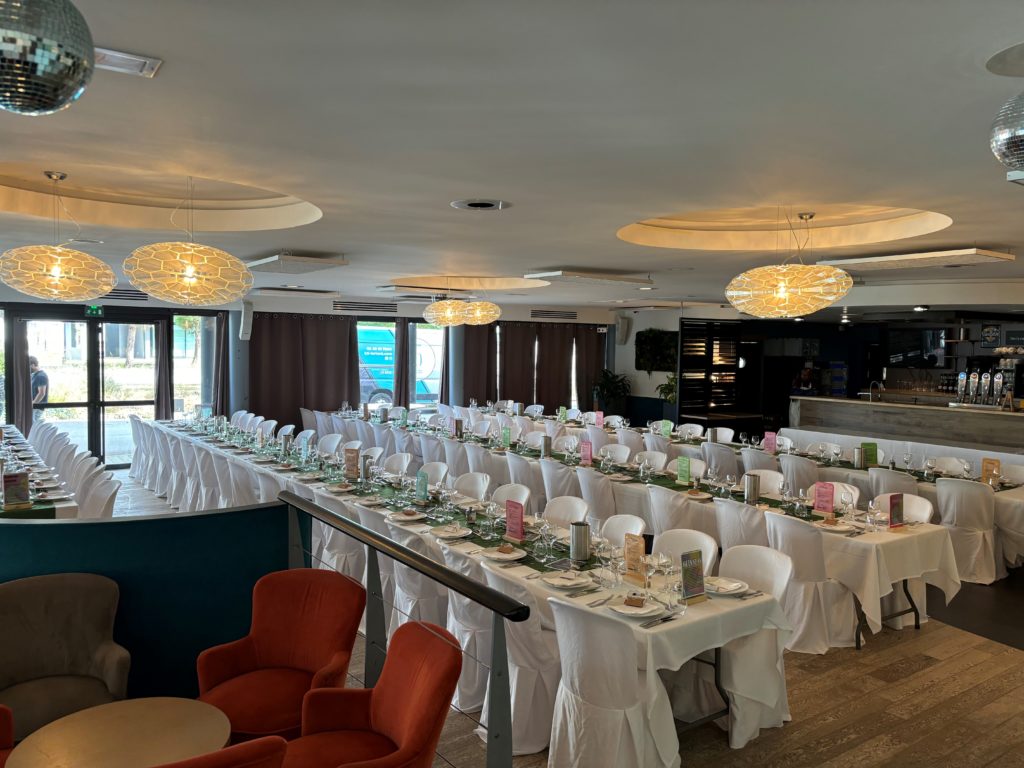 Tables dressées et bar de la Salle Brasserie du K5