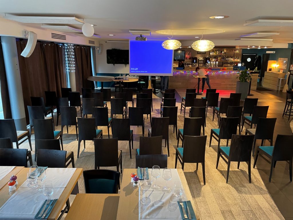 Salle Brasserie configurée en conférence pour une assemblée générale