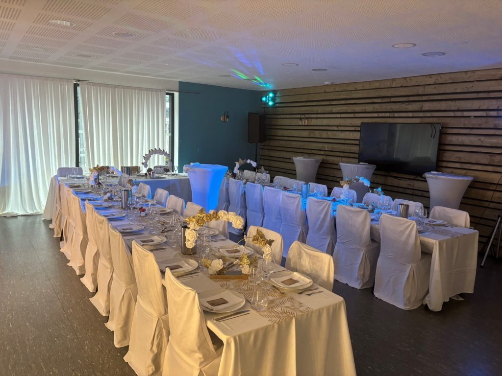 Salle Océan décorée pour une réception privée