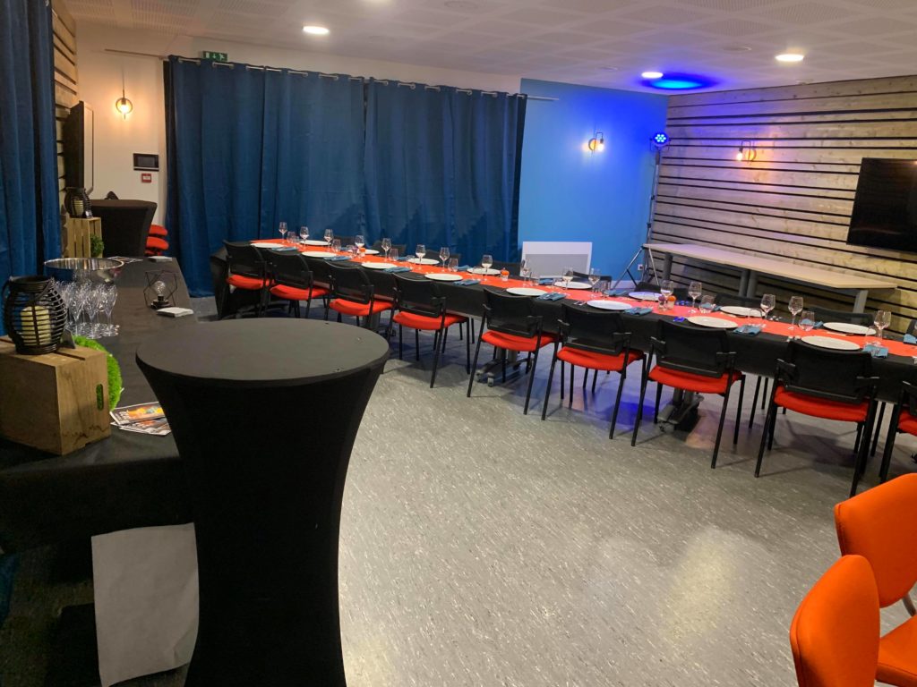 Salle Océan dressée pour un repas assis