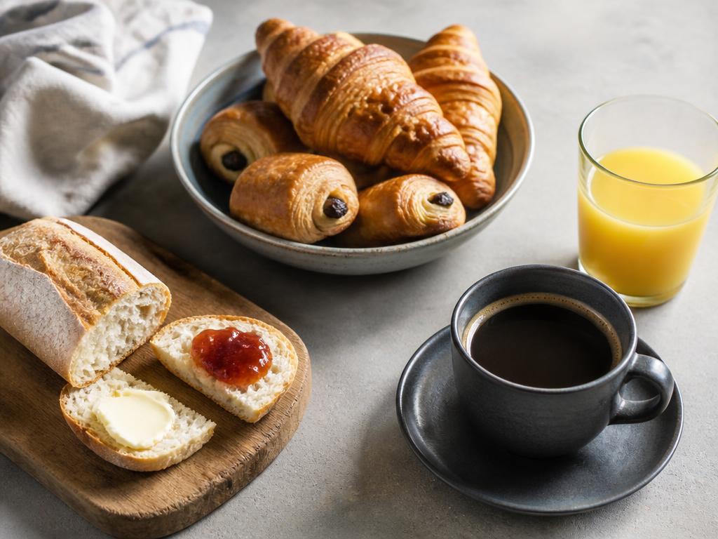 Mini-viennoiseries, déjeunette beurre-confiture, jus d'orange bio et café