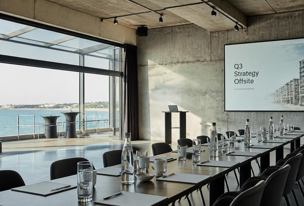 Salle de séminaire dressée face à la rade de Lorient